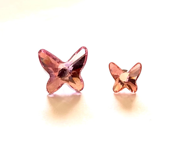 【スワロフスキー　二羽の蝶（ピンク系2色）　幸運の　小さめピンブローチ】12㎜ と8mm 2枚目の画像