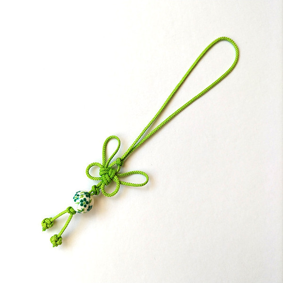 陶器ビーズ＆蝶飾り結び 和風ストラップ（長） 黄緑色 携帯ストラップ
