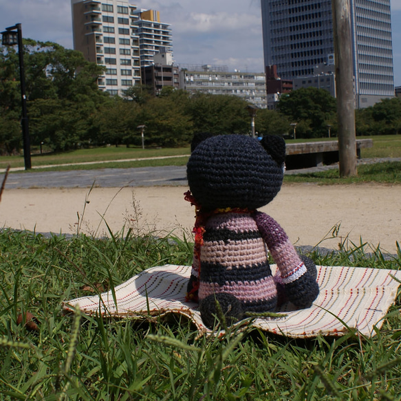 あみぐるみ 編みぐるみ ドール 人形 インテリア雑貨 プレゼント ギフト へんてこ 黒猫 ネコ【黒猫の大吉くん】 あみぐるみ 編みぐるみ ギフト 黒猫 使用している毛糸や布 ボタンなどは 作家の感性で変わります