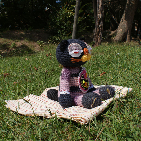 あみぐるみ 編みぐるみ ドール 人形 インテリア雑貨 プレゼント ギフト へんてこ 黒猫 ネコ【黒猫の大吉くん】 あみぐるみ 編みぐるみ ギフト 黒猫 使用している毛糸や布 ボタンなどは 作家の感性で変わります