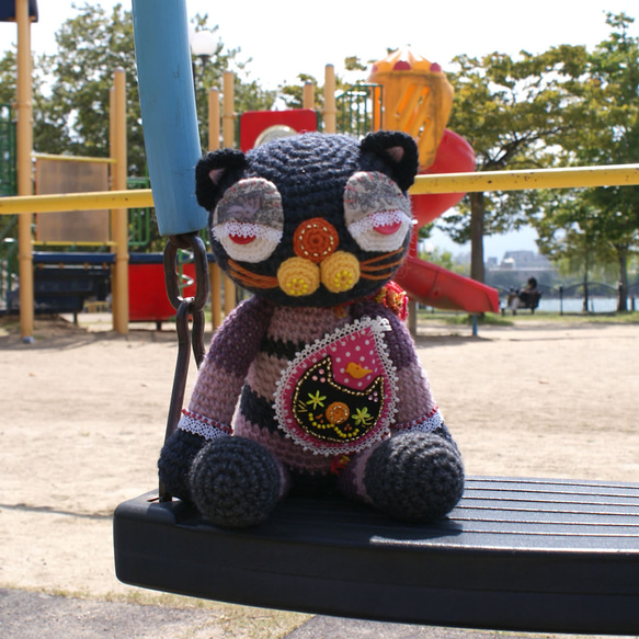 あみぐるみ 編みぐるみ ドール 人形 インテリア雑貨 プレゼント ギフト へんてこ 黒猫 ネコ【黒猫の大吉くん】 あみぐるみ 編みぐるみ ギフト 黒猫 使用している毛糸や布 ボタンなどは 作家の感性で変わります