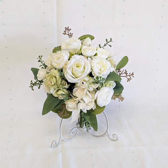 白とグリーンの小さめクラッチブーケ【受注制作】 ブーケ 花の庭