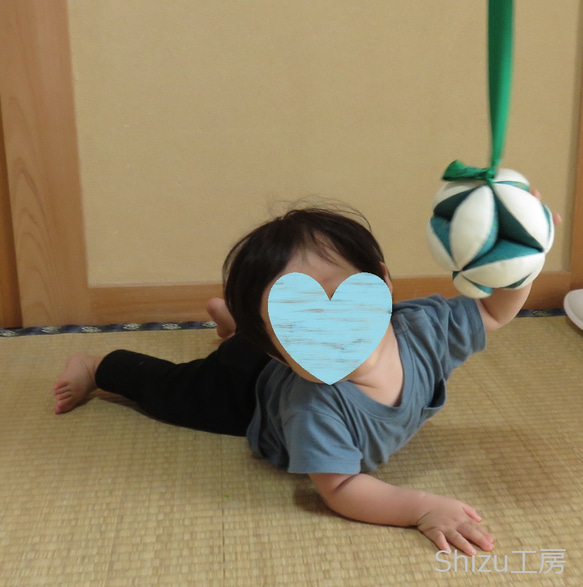 赤ちゃんの鈴入りキッキングボール(花柄×ピンク）モンテッソーリ　ベビーボール　七宝まり 2枚目の画像