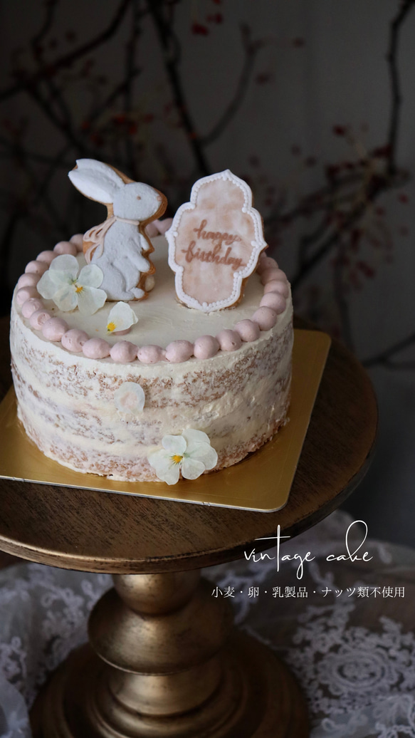 《小麦・卵・乳製品・ナッツ類》不使用ケーキ　白花束と野うさぎのケーキ 誕生日ケーキ ファーストバースデー 1枚目の画像