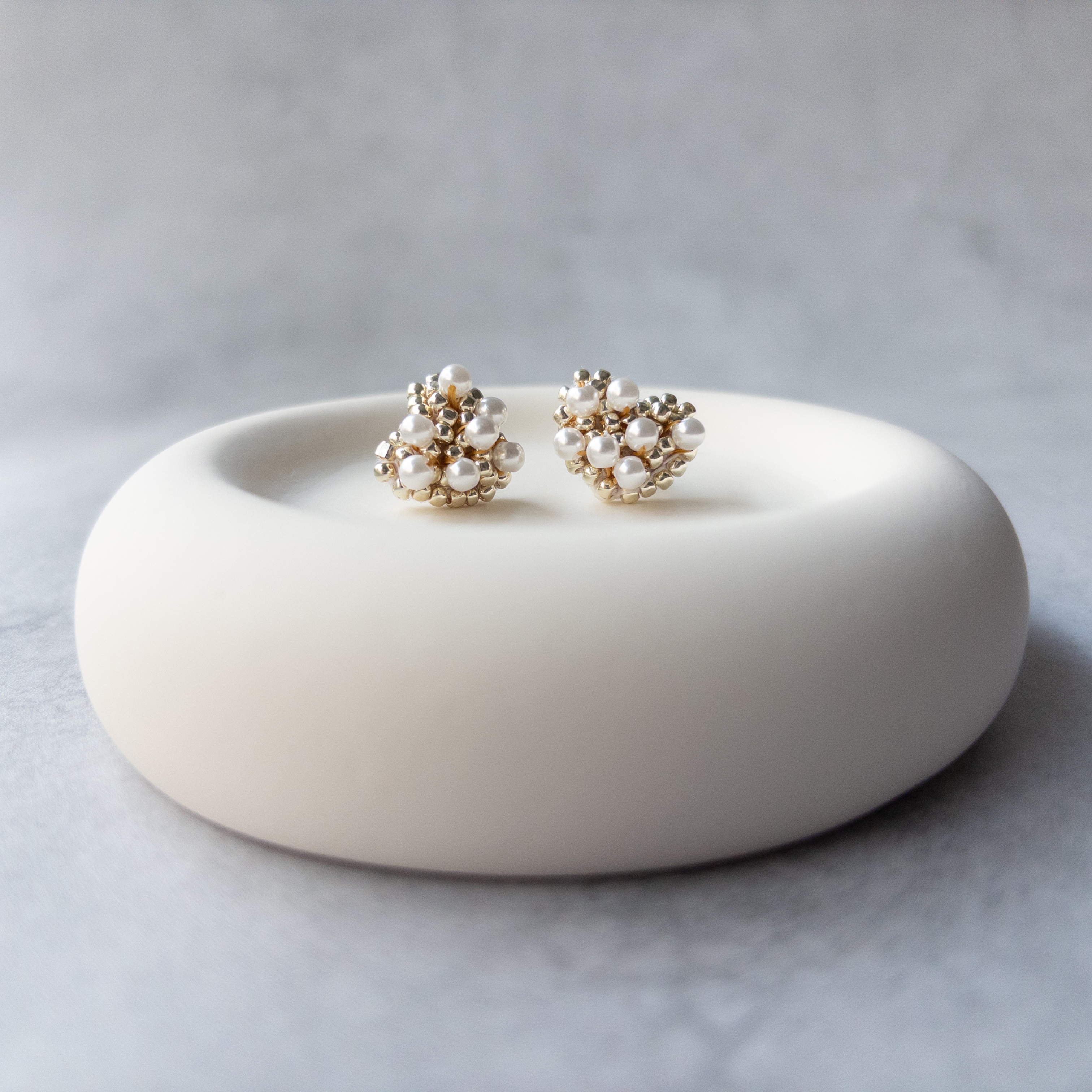 y.aHERMES ゴールド ホワイト スタッドピアス　ミニ JCパール付き ゴールド仕上げメタル スタッドピアス | JC Pearl