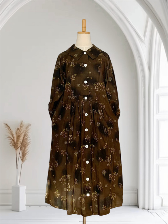 アンティークブーケバッスルワンピース アンティークテイスト、焦げ茶ベースに小さなブーケ柄、ショールカラー