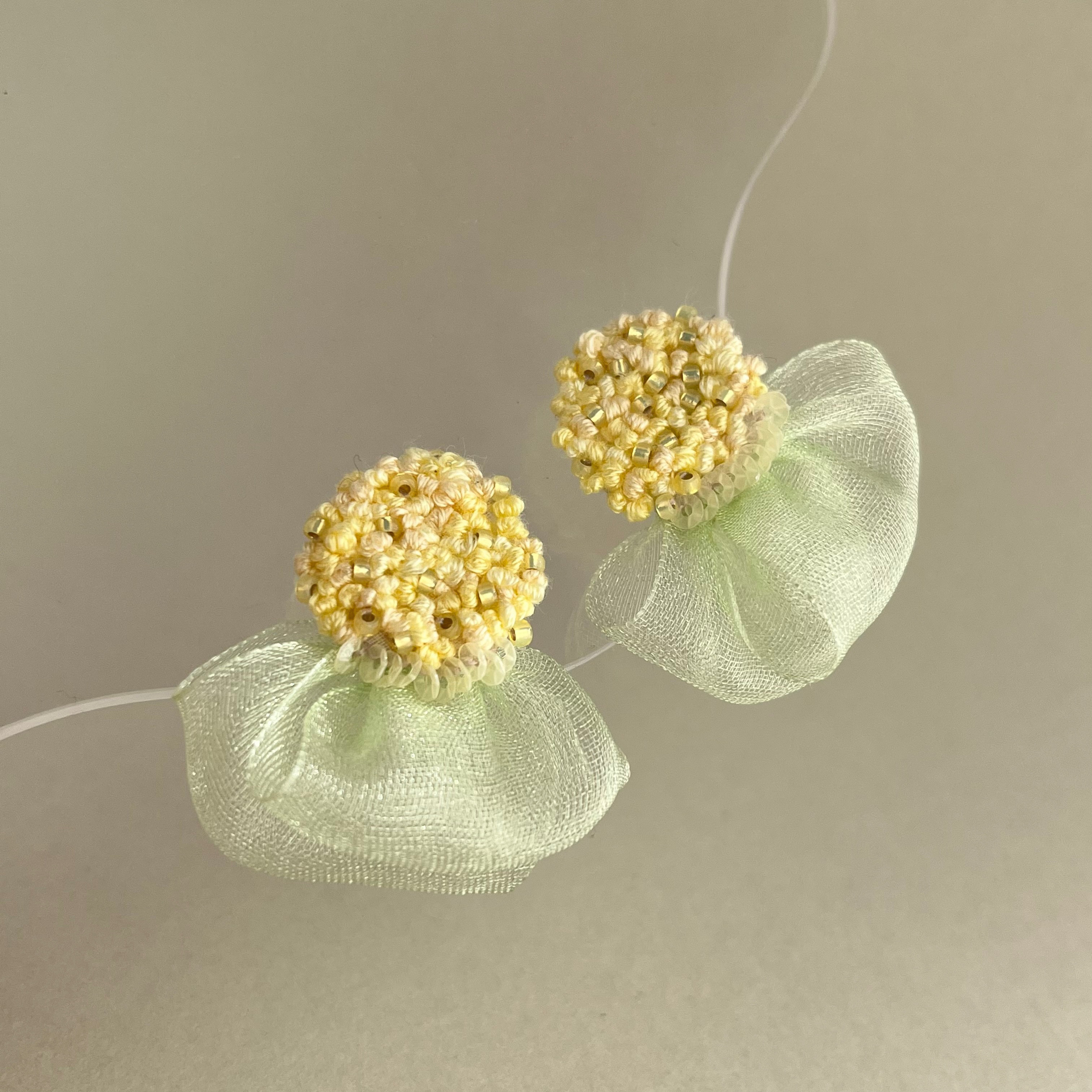 ミモザの刺繍耳飾り