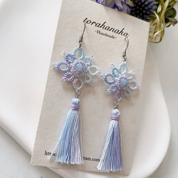 揺れるタッセル　　パステルグラデーション　タティングレースピアス　イヤリング　　アクアマリン 4枚目の画像