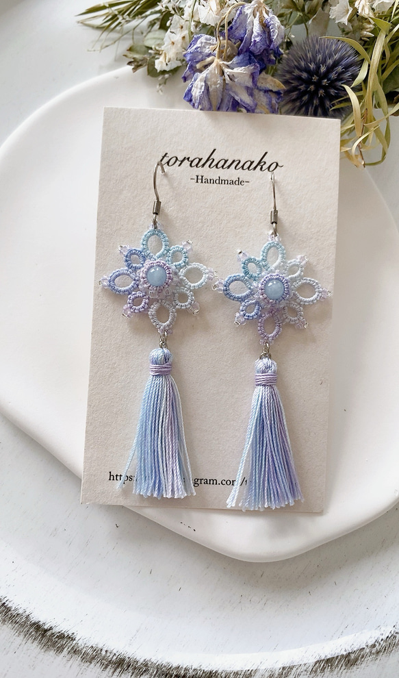 揺れるタッセル　　パステルグラデーション　タティングレースピアス　イヤリング　　アクアマリン 3枚目の画像