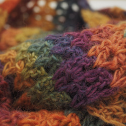 ざっくりアースカラーグラデーションスヌード おばあちゃんの手編み レディース・メンズ兼用 毛糸一点物 4枚目の画像