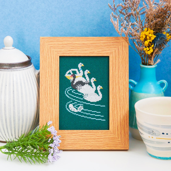 天鵝黑天鵝天鵝船春季北歐繡花框【帶框】佈藝面板繡花面板相框擺件 第1張的照片