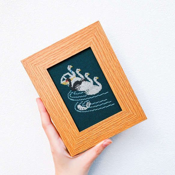 天鵝黑天鵝天鵝船春季北歐繡花框【帶框】佈藝面板繡花面板相框擺件 第3張的照片