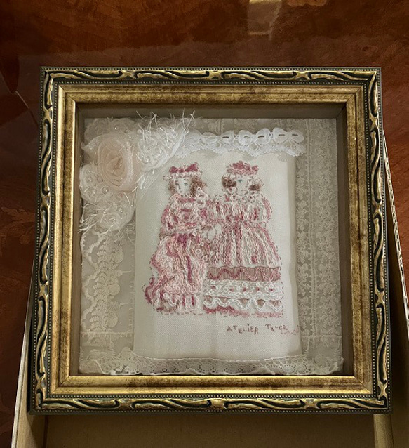 アトリエターコのドール刺繡　額入り作品「ピンクドールたち」　送料無料 3枚目の画像