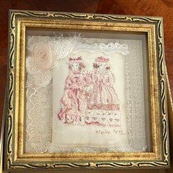 アトリエターコのドール刺繡　額入り作品「ピンクドールたち」　送料無料 2枚目の画像