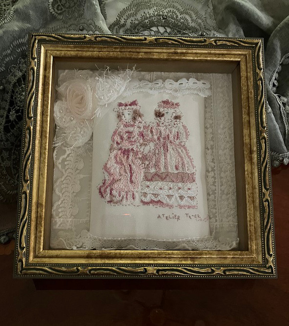 アトリエターコのドール刺繡　額入り作品「ピンクドールたち」　送料無料 4枚目の画像