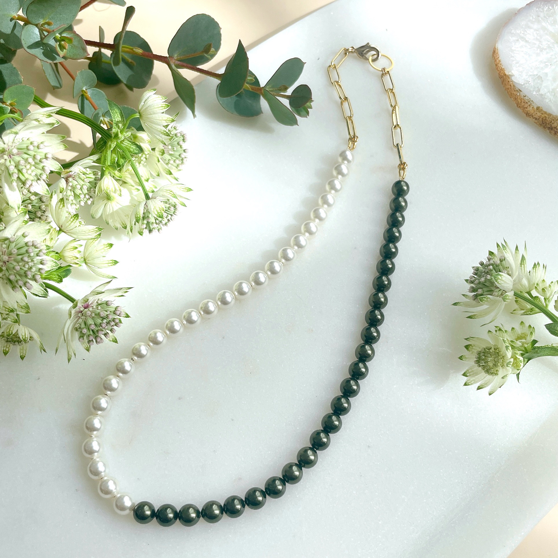 入学式などのセレモニーにも★バイカラーのパールネックレス -Olive-