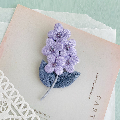受注制作］ライラックの刺繍ブローチ＊b ブローチ capriccio 通販