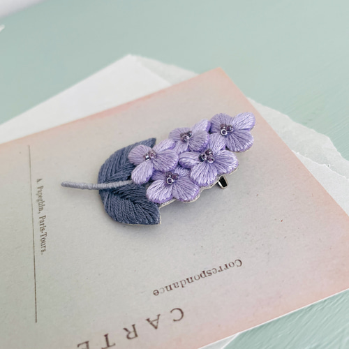 受注制作］ライラックの刺繍ブローチ＊b ブローチ capriccio