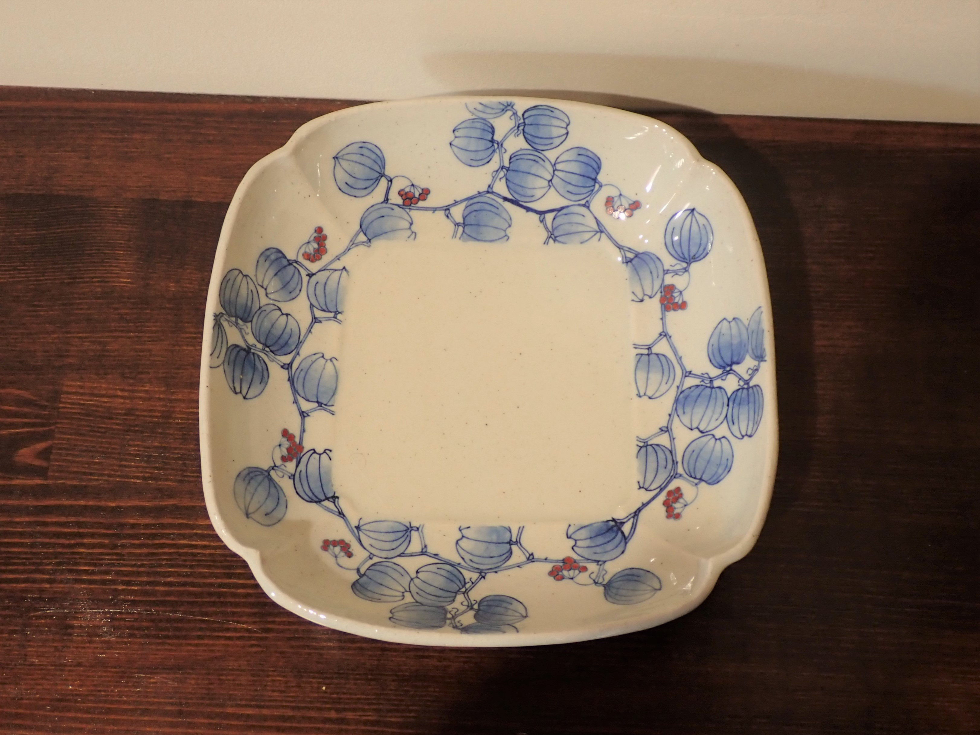 陶器　染付赤絵角皿　サルトリイバラ紋