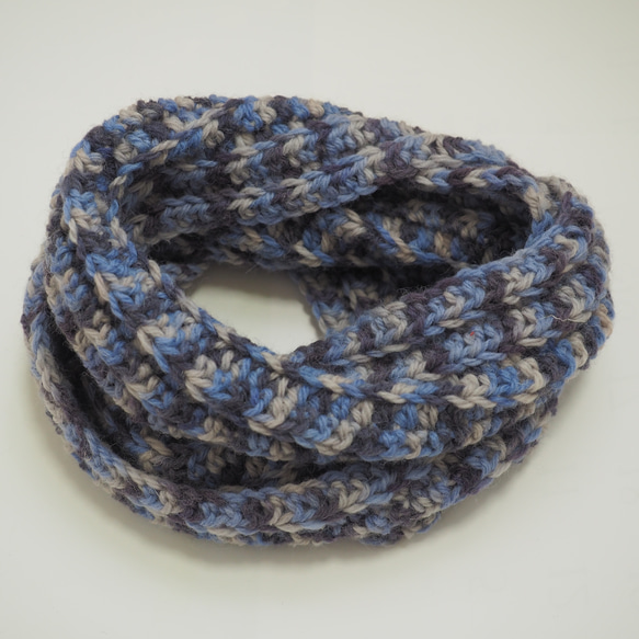 ざっくりブルーネイビースヌード おばあちゃんの手編み レディース・メンズ兼用 毛糸一点物 1枚目の画像