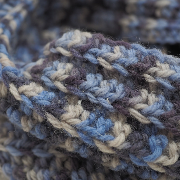 ざっくりブルーネイビースヌード おばあちゃんの手編み レディース・メンズ兼用 毛糸一点物 4枚目の画像