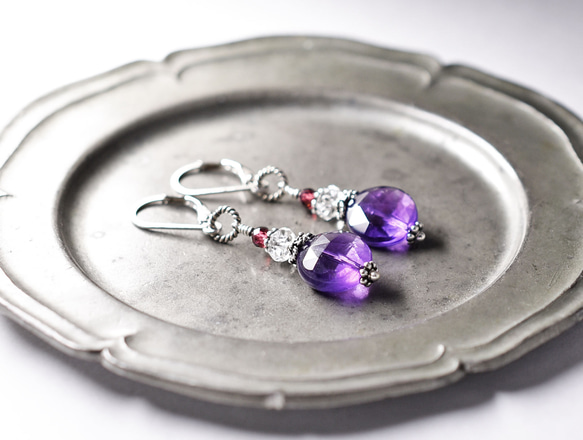尚比亞紫水晶、石英和石榴石耳環 第1張的照片