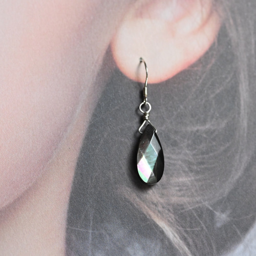 ブラックシェル（黒蝶貝）silver925フックピアス〜moonlit