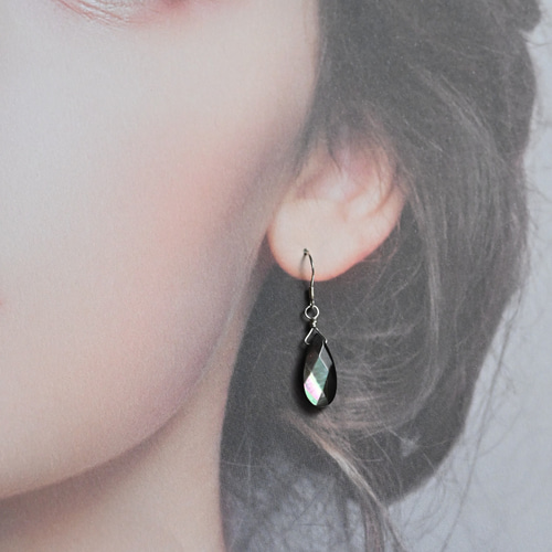 ブラックシェル（黒蝶貝）silver925フックピアス〜moonlit