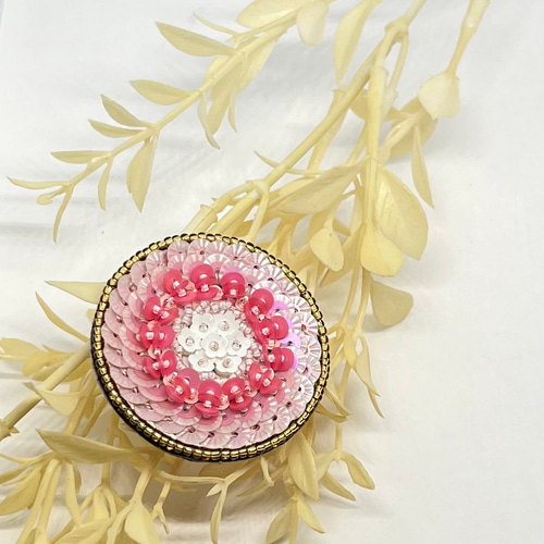 ピンクの万華鏡スパンコール刺繍ブローチ l-bdzb131bro ブローチ