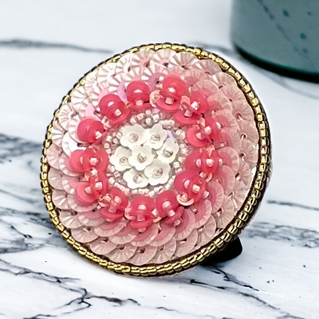 ピンクの万華鏡スパンコール刺繍ブローチ　l-bdzb131bro