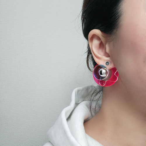 ピアス【うねうね プレートと 半円CCB キャッチ ドーナツ】蛍光 ピンク