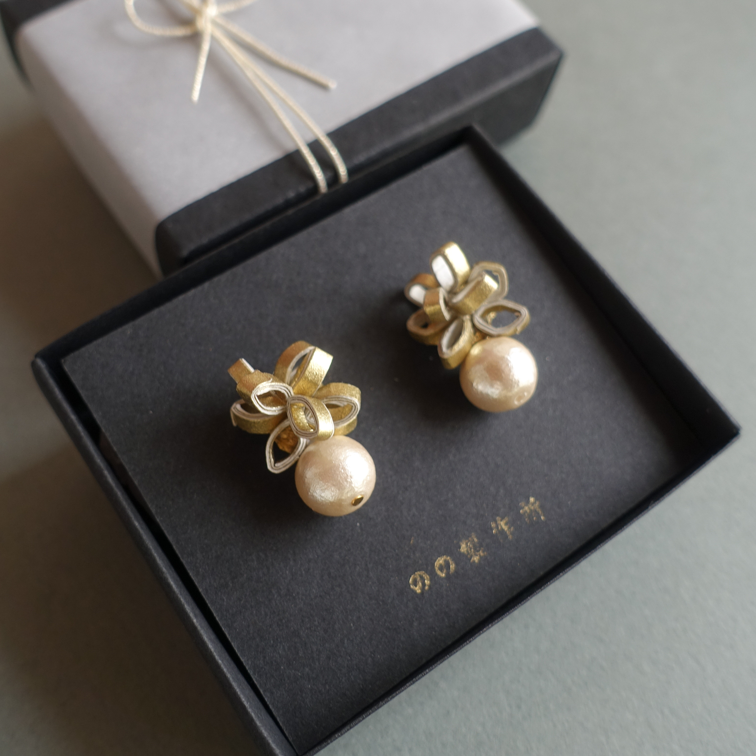 ゴールド和紙ピアス(イヤリング)　和装・袴・卒園卒業入学式などのフォーマルにも　コットンパール付き