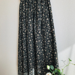 ✳︎コーデュロイタックギャザースカート　フラワーガーデン✳︎ブラック　花柄スカート 2枚目の画像