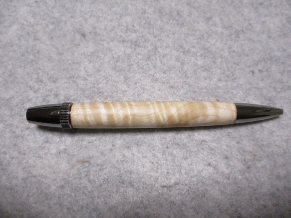 栃(トチ)　縮み杢　キヌカオイル仕上げ　回転式ロングパトリオットボールペン　 3枚目の画像