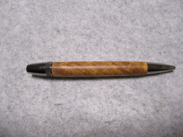 オリーブウッド　縮み杢入り　椿油仕上げ　回転式ロングパトリオットボールペン　　　 3枚目の画像