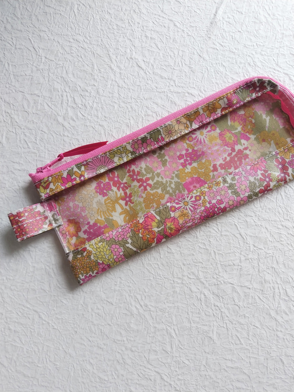 筆盒 牙刷盒 L 型拉鍊 透明小袋 瑪格麗特安妮 Liberty 層壓板 ♡ 仲夏花園裡盛開的花朵 第4張的照片