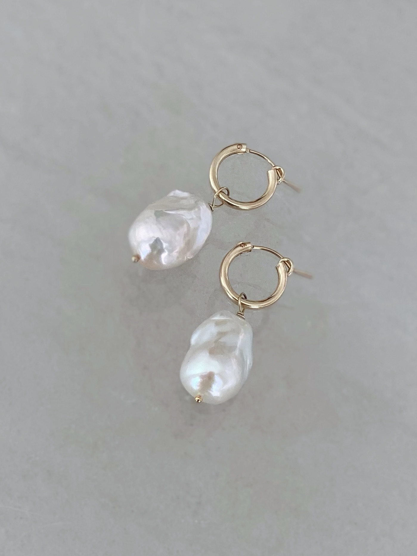 オイスターバロックフープピアス