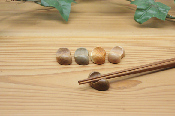 『ワケありな逸品』⑯ 木の箸置き 5個セット　豆形 ミニサイズ 木の種類いろいろ 2枚目の画像