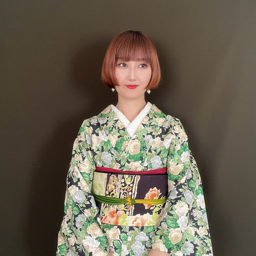花柄 浴衣 黒緑色　派手 エレガントな薔薇柄浴衣/グリーン×ブラック 浴衣 花鹿 kajika