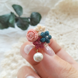 ちいさな薔薇の花束 No.2 イヤリング・ピアス/レース編み/刺繍糸 ピンク コットンパール 3枚目の画像
