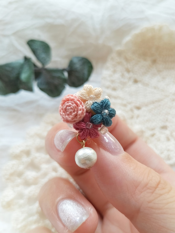 ちいさな薔薇の花束 No.2 イヤリング・ピアス/レース編み/刺繍糸 ピンク コットンパール 3枚目の画像
