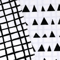 【Ｍサイズ】手描き風三角＆チェック柄のモノトーン ランチョンマット  リバーシブル 4枚目の画像