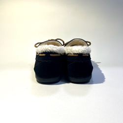 溫暖的雙色絲帶莫卡辛鞋，配有堅固的蟒蛇皮（黑色 x 黑色閃光）21.5 厘米至 24.5 厘米 第4張的照片