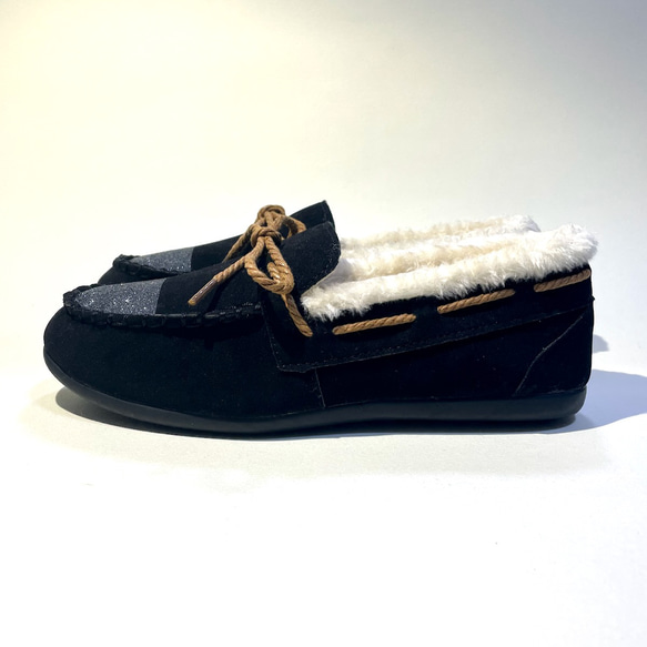 溫暖的雙色絲帶莫卡辛鞋，配有堅固的蟒蛇皮（黑色 x 黑色閃光）21.5 厘米至 24.5 厘米 第3張的照片