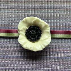 ビンテージ・ルーサイトボタンの白いアネモネの帯留め「希望育む花」 9枚目の画像