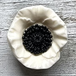 ビンテージ・ルーサイトボタンの白いアネモネの帯留め「希望育む花」 1枚目の画像