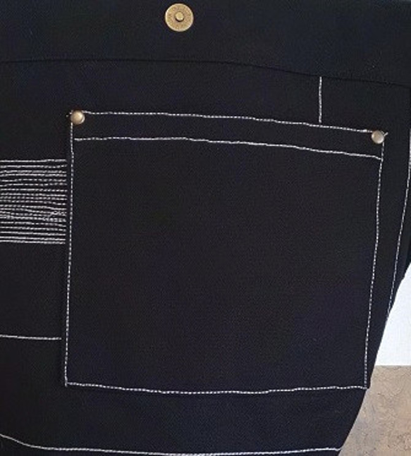 ＊送料無料「ステッチアートな8号帆布のブラックトートバッグ」広いマチ、内ポケ2個、マグネットボタン付 7枚目の画像