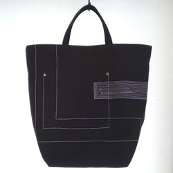 ＊送料無料「ステッチアートな8号帆布のブラックトートバッグ」広いマチ、内ポケ2個、マグネットボタン付 1枚目の画像