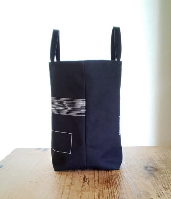 ＊送料無料「ステッチアートな8号帆布のブラックトートバッグ」広いマチ、内ポケ2個、マグネットボタン付 4枚目の画像