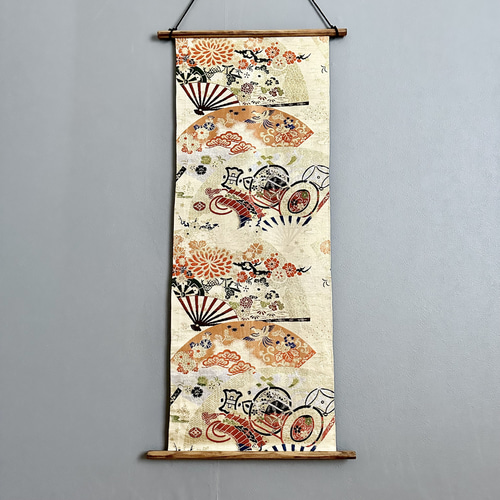 帯のタペストリー アンティークゴールドに花々の扇 着物リメイク